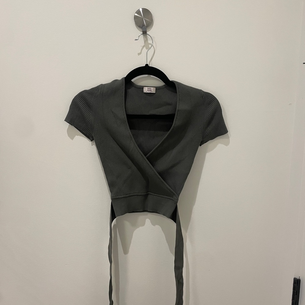 Aritzia XS cropped bodycon dark green t-shirt (good as new condition)